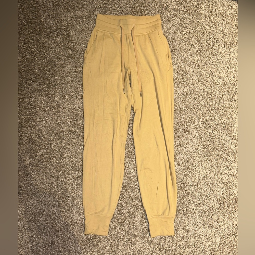 lululemon ready to rulu joggers. color PSCO. size 2. no longer sold.